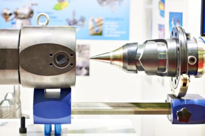Injection molding vs Extrusion: Differences and Comparison featured image